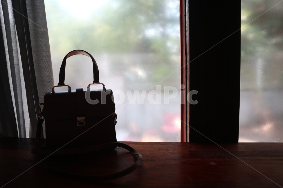 감성사진,가방,창문,커튼,창가,역광,작은가방,내부의,소품,bag,curtain,window,backlight,smallbag,유리창,나무틀,나무테이블,사물,물건,오브젝트,thing,object,matter