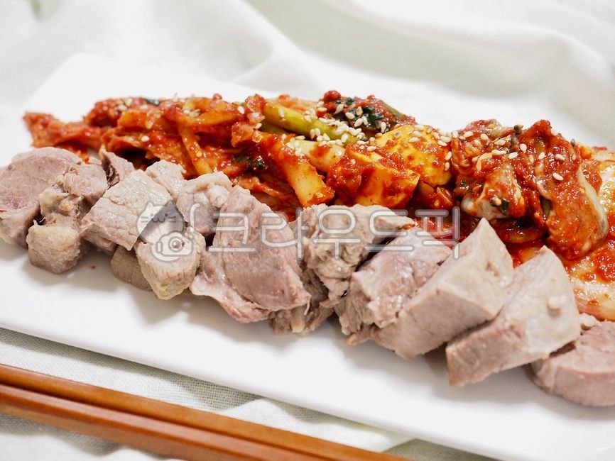 한식,돼지고기,고기,보쌈,수육,돼지고기보쌈,음식,한국음식,아시아음식,식사,저녁식사,김치,김치보쌈,웰빙,웰빙음식,pork,meat,bossam,porkbossam,food,koreanfood,asianfood,meal,dinner,kimchi,kimchibossam,wellbeing,wellbeingfood,음식,식재료,요리,food,cook,meal,dishes,food reserves,육류,고기,meat