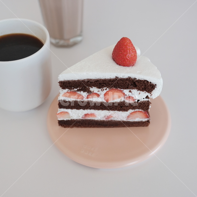 딸기,딸기케익,초코케익,생일,생크림케익,케익,디저트,휘핑크림,커피,카페,음식,식재료,요리,food,cook,meal,dishes,food reserves,디저트,간식,후식,dessert,snack