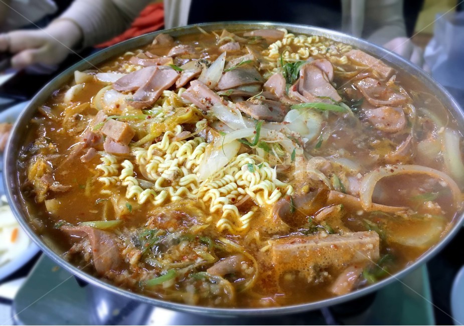 부대찌개,한국음식,찌개,라면사리,국,소세지,햄,식재료,식사,요리,음식,음식,식재료,요리,food,cook,meal,dishes,food reserves,한식,한국음식,한국요리,korean food,korean dishes,korean meal,korean cook