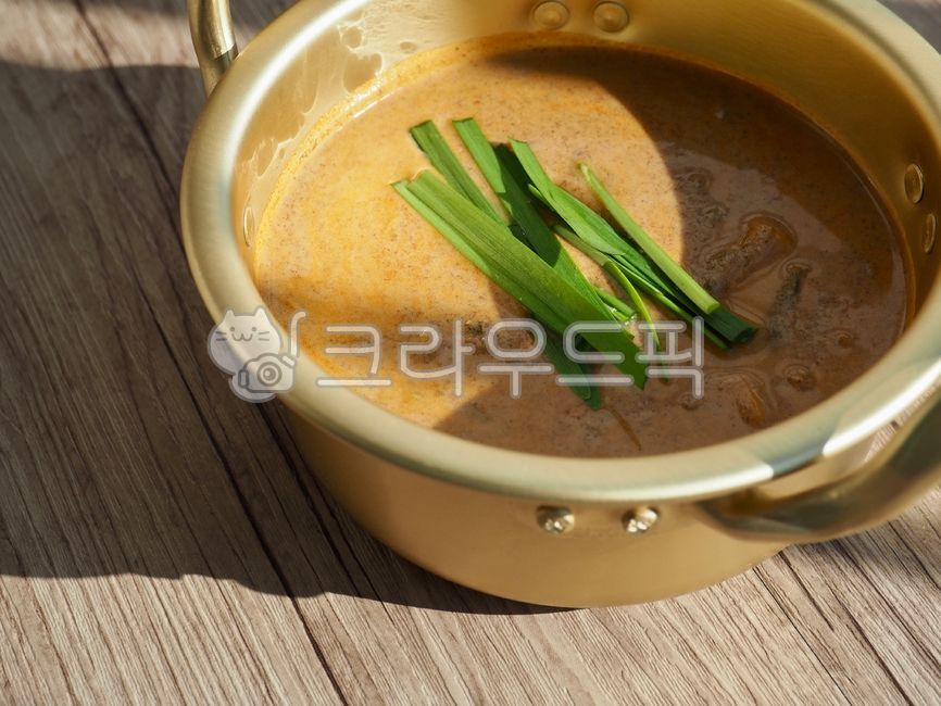 soup,lunch,loachsoup,hot,loachtang,chueotang,Korean food,chives,cooking,nutritious food,nutritionalfood,traditionalfood,koreanfood,Loach Soup,Chueotang,Korean,dinner,food,nickel silver pot,health food,Lunch,Soup,meal,Loach soup,comfortfood,traditional foo