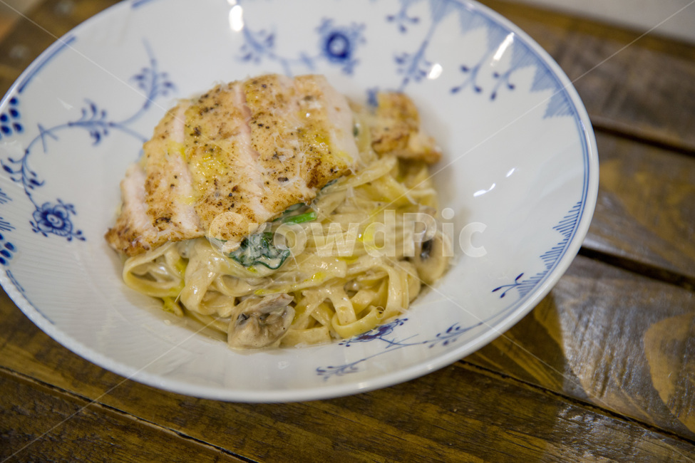 alfredopasta,cheese,chicken,cooked,cream,creamcheese,cuisine,delicious,dinner,dish,food,homemade,hot,lunch,meal,mushroom,pasta,plate,spinach,table,tasty,truffle,trufflepasta,wooden,요리,음식,식사,크림파스타,파스타,스파게티,닭고기,시금치,트러플오일,양식,유럽음식,레스토랑,이탈리아음식,하얀그릇,알프레도파스타,알프레도,치즈,크림치즈,음식,식재료,요리,food,cook,meal,dishes,food reserves