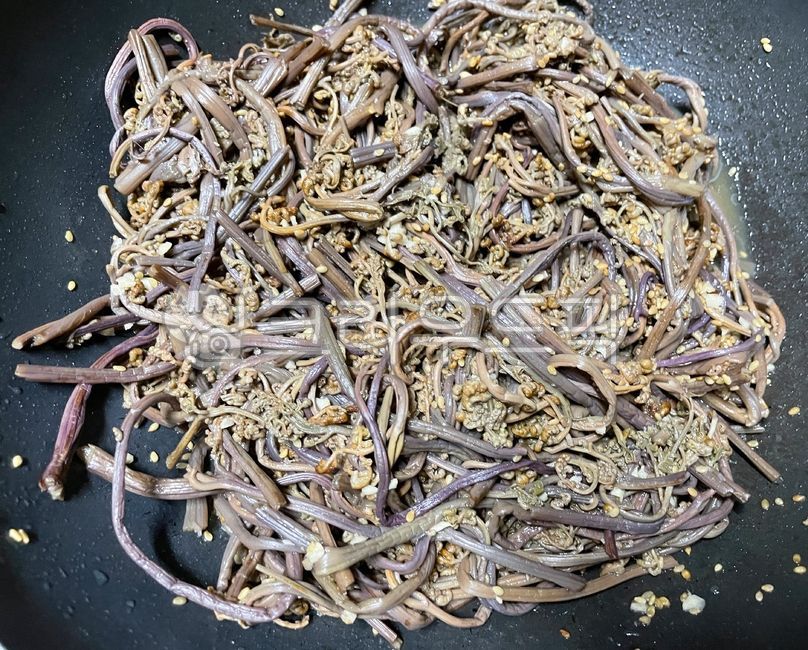 고사리볶음,고사리나물볶음,나물볶음,볶음,나물,음식,요리,식사,식재료,제사음식,차례음식,명절음식,참깨,깨,고사리,food,dish,cook,meal