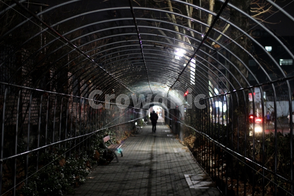 배웅,야경,뒷모습,이별,일상,감성,명륜동,야경,밤,풍경,nightscape,night,landscape,도시,city,한국도시풍경,한국도시경관,korea cityscape,사람,인물,인간,human,person,인물실루엣,사람실루엣,character silhouette,human silhouette,고독함,외로움,쓸쓸함,우울함,슬픔,lonely,solitary