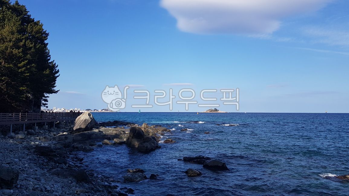 외옹치해변,외옹치바다향기로,외옹치,속초,바다,sokcho,sea,파랑,하늘,구름,하늘색,자연,nature,겨울바다,겨울,한적한,인적이드문,여유,여유로움,안정,휴식,relaxed,relax,stable,동해,동해바다,eastsea,building,promontory,곶