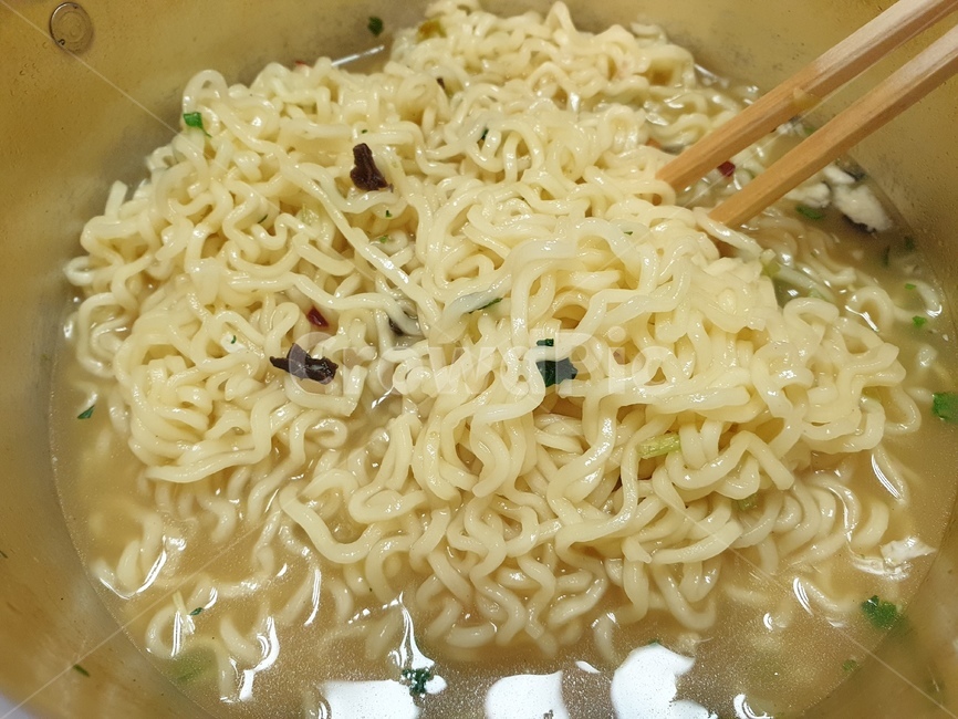 라면,면발,누들,noodle,ramen,요리,레시피,식사,나무젓가락,젓가락,국물,소스,건더기,스프,식자재,식재료,식품,인스턴트식품,인스턴트라면,인스턴트,냄비,맛있는,맛있다,food,음식,식재료,요리,food,cook,meal,dishes,food reserves,면류,면요리,noodles,한식,한국음식,한국요리,korean food,korean dishes,korean meal,korean cook