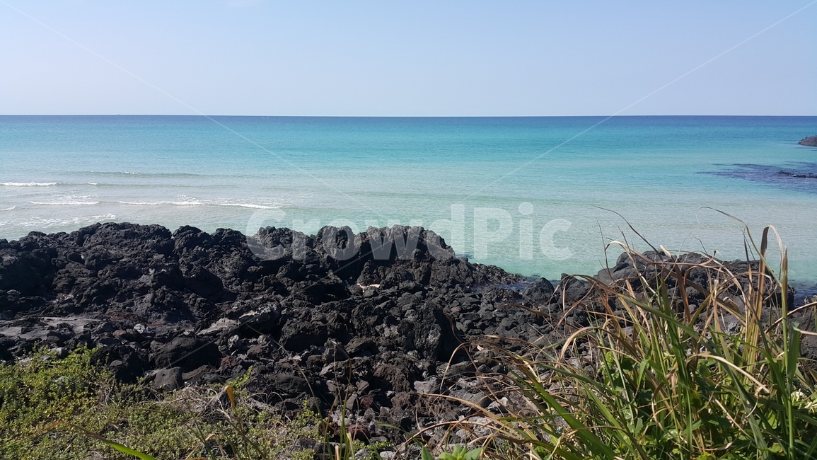 제주도바다,제주도해수욕장,에메랄드바다,에메랄드빛바다,현무암,바다,해수욕장,모래,해초,수평선,파도,맑은하늘