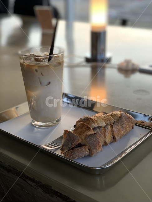 브런치,커피,앙버터,라떼,까페,빵,빵,bread,커피,카페,coffee,cafe