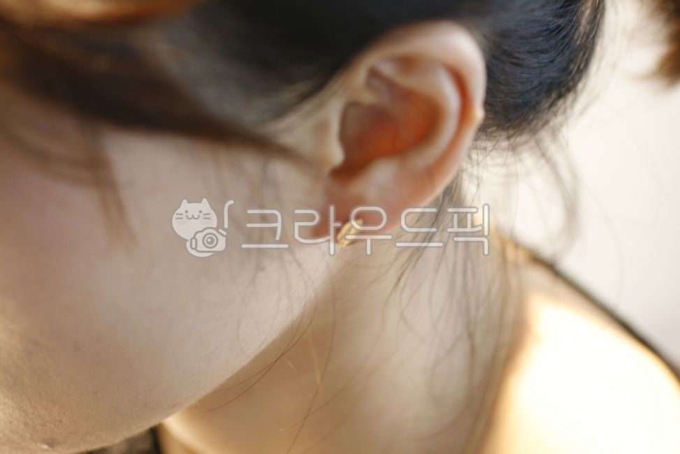 Earrings,One earring,side face,ear,sound,female,listen