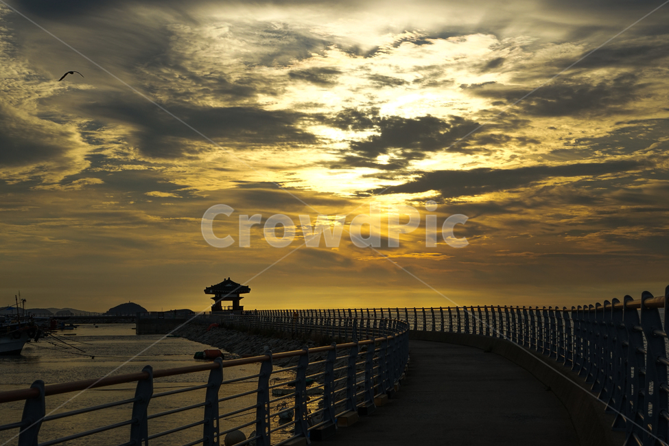 정자,산책로,바다,궁평항,노을,석양,해넘이,하늘,구름,풍경,자연,풍경,nature,landscape,건축물,건물외관,exterior,building,structure,architecture,construction,railing,난간,boardwalk,건물,bridge,다리