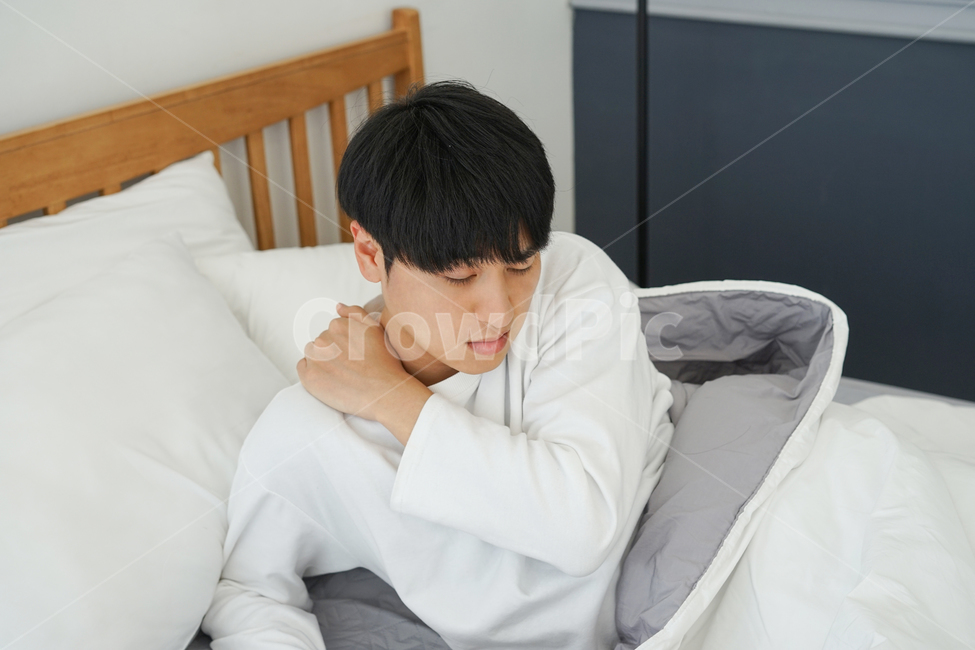 남성,남자,침대,침실,방,실내,이불,아침,어깨,기상,사람,인물,인간,human,person,남성,남자,man,male