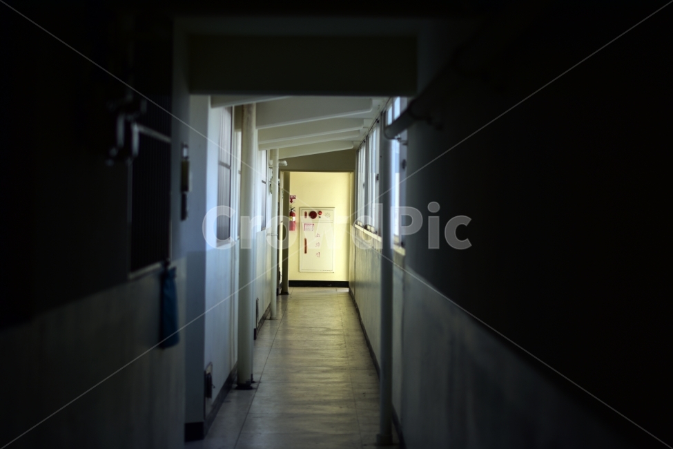 아파트복도,소화전,소화기,화재,안전,복도,창문,창틀,집,따스함,불조심,Anapartmentcorridor,afireextinguisher,apartment,인테리어,실내디자인,interior design