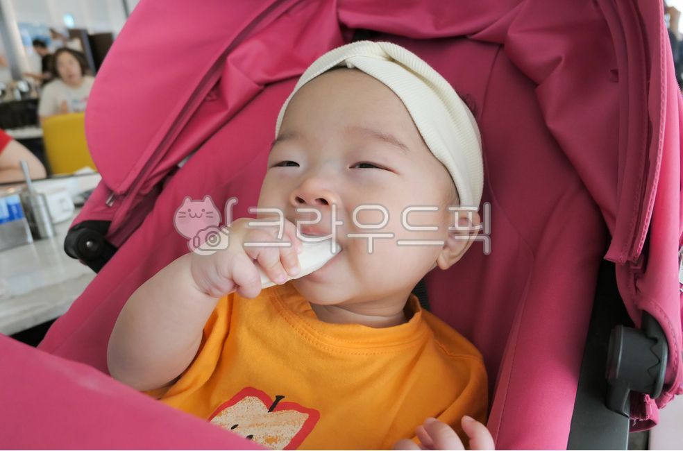 small,young,0 year old,infant,Innocent,cute,one year old,eyes,Asian,smile,son,white,angelic,stroller,snacks,human,parenting,Korea,nose,lovely,precious,living,Korean,eating,1 year old,lifestyle,face,mouth,hair band,person,childcare,baby,Family,laughter,ado