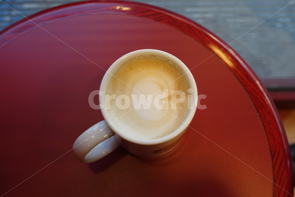 음식,food,coffeecup,커피컵,cup,컵,pottery,도기류,saucer,받침접시,cafelatte,cafe,coffee,라떼,latte,카페라떼,커피,머그컵,mugcup,mug,redtable,테이블,table,커피,카페,coffee,cafe