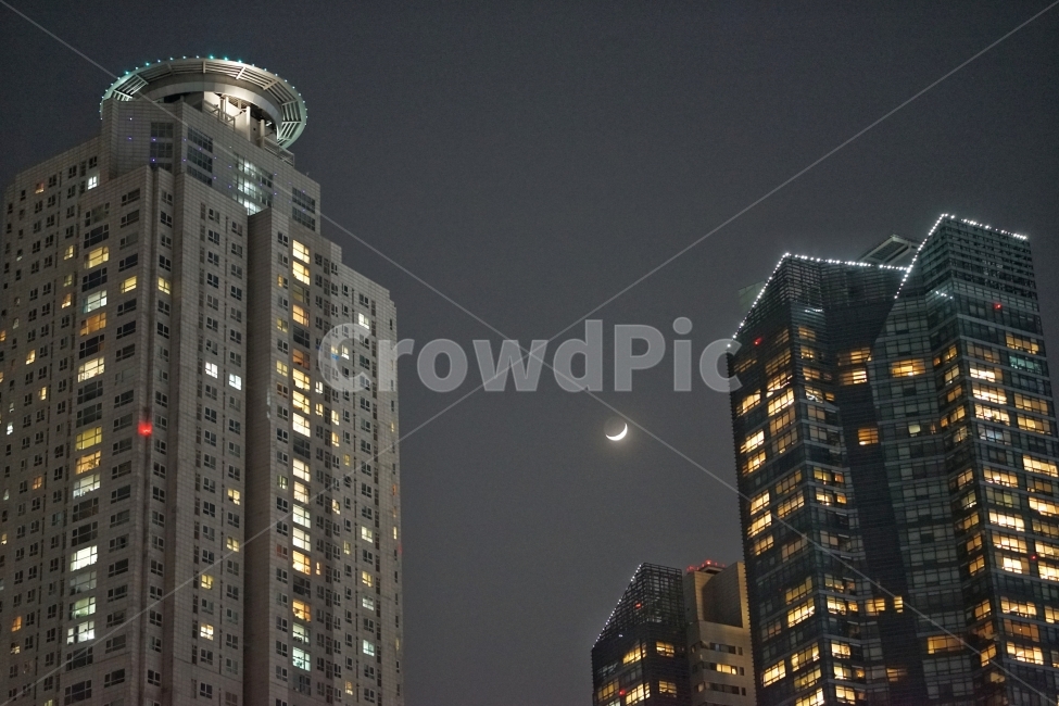 야경,초승달,달,건물,빌딩,야경,밤,풍경,nightscape,night,landscape,도시,city,한국도시풍경,한국도시경관,korea cityscape,건축물,건물외관,exterior,building,structure,architecture,construction,office building,사무실 건물,condo,콘도,housing,주택,town,시티,high rise,고층 건물,urban,어반