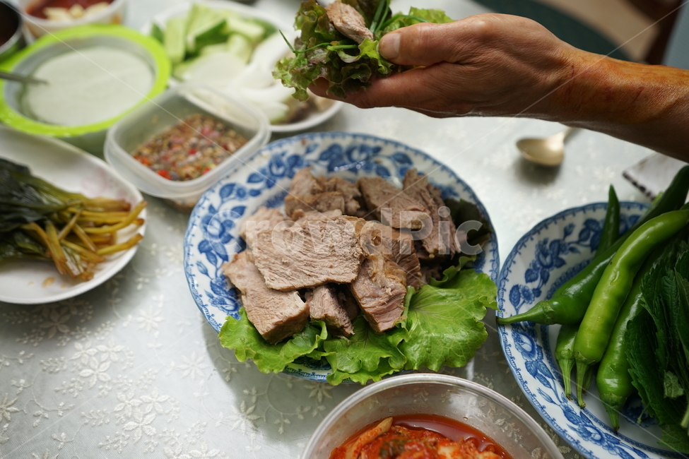 육류,고기,수육,음식,쌈,명이나물,푸드,안주,안주거리,식사,육식,돼지고기,야채,한식,사람,인물,인간,human,person,신체일부,몸,body,음식,식재료,요리,food,cook,meal,dishes,food reserves,육류,고기,meat,한식,한국음식,한국요리,korean food,korean dishes,korean meal,korean cook