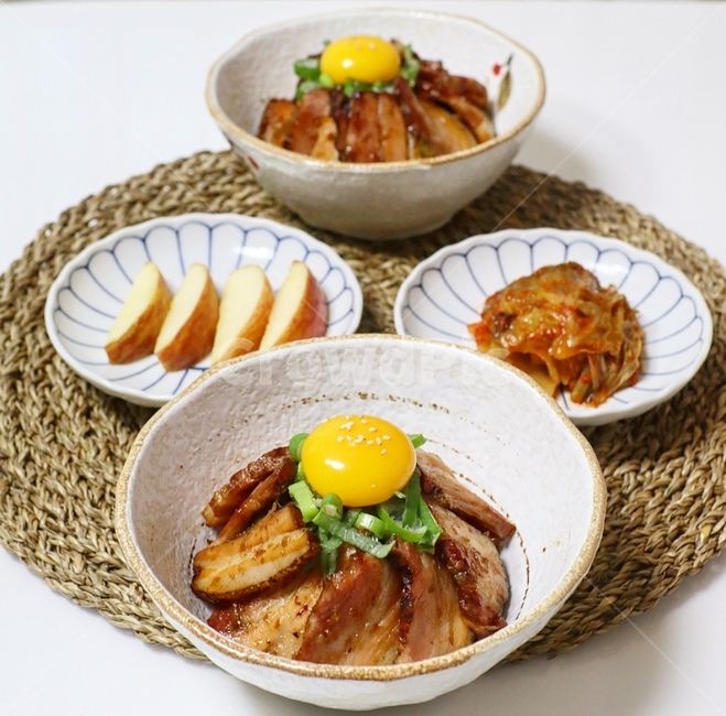 삼겹살덮밥,삼결살요리,한그릇요리,차슈덮밥,차슈,덮밥,음식,식재료,요리,food,cook,meal,dishes,food reserves,일식,일본음식,일본요리,Japanese food,Japanese dishes,Japanese meal,Japanese cook