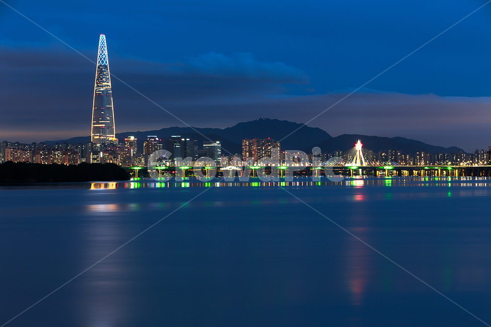 한강,야경,강변,서울,도시,강변도로,반영,한강공원,다리,건축물,건물,대교,교량,노을,밤하늘,한강다리,불빛,강,올림픽대교,river,hanriver,park,city,bridge,reflection,nightsky,light,seoul,야경,밤,풍경,nightscape,night,landscape,도시,city,한국도시풍경,한국도시경관,korea cityscape,랜드마크,landmark,tourist attraction,한국랜드마크,한국관광지,한국명소,korea landmark,korea tourist attraction,건축물,건물외관,exterior,building,structure,architecture,construction