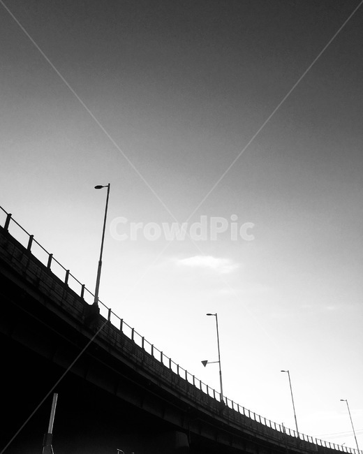 도로,freeway,고속도로,road,길,하루,구름,하늘,가로등,일과,삶,흑백,모노톤,monochrome,black and white,건축물,건물외관,exterior,building,structure,architecture,construction