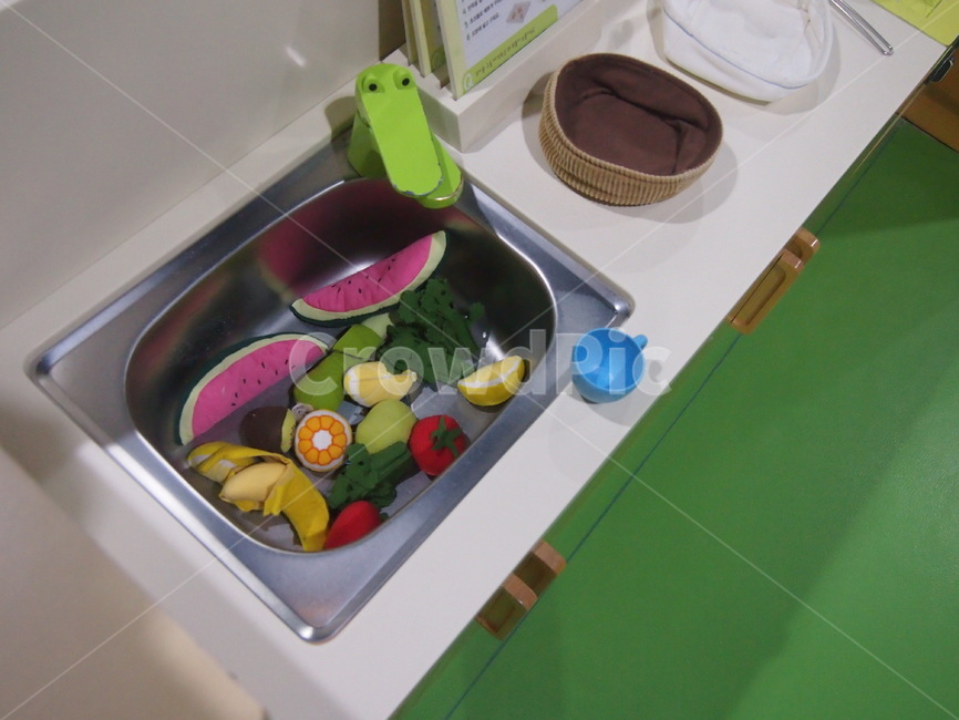 장난감,과일모형,싱크대,놀잇감,toy,어린이,어린아이,child,children,kid,사물,물건,오브젝트,thing,object,matter
