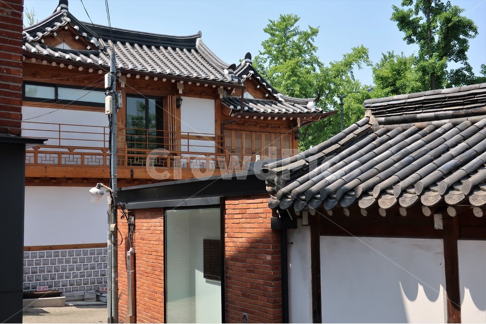 골목,전통,빈티지,한옥,북촌,서울,한국,대한민국,집,디자인,창문,창호,건축,건축물,문화,스타일,주택,기와,지붕,처마,돌담,고풍,보존,보호,전통미,가옥,도시,풍경,city,landscape,한국도시풍경,한국도시경관,korea cityscape,골목길,alley,한국전통,한국문화,korean traditional,korean culture,건축물,건물외관,exterior,building,structure,architecture,construction,roof