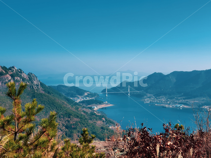 mountain,산,자연,nature,mountainrange,산맥,sea,바다,water,물,ocean,대양,shoreline,해안선,plant,식물,tree,나무,섬,island,자연,풍경,nature,landscape