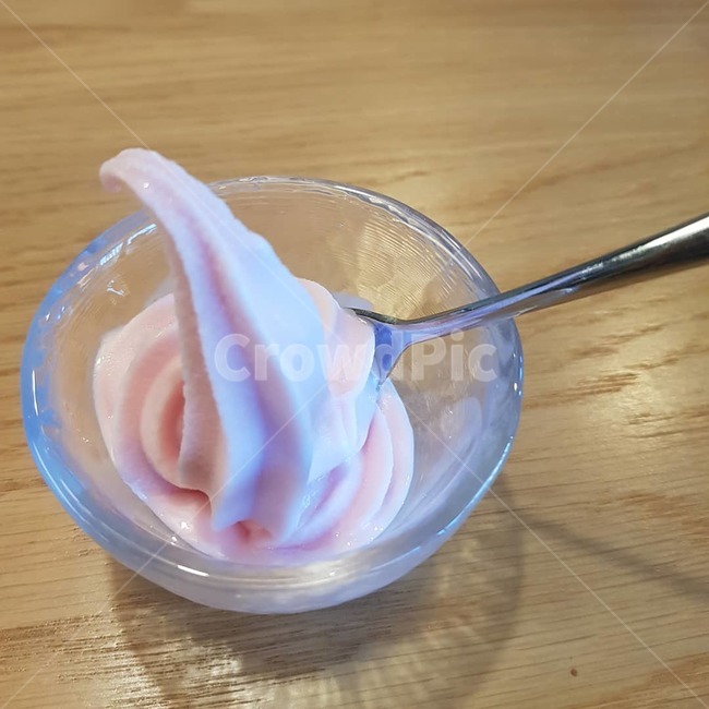 아이스크림,저지방아이스크림,딸기맛,깔끔한맛,달콤함,시원함,후식,icecream,여름,계절,summer,season,음식,식재료,요리,food,cook,meal,dishes,food reserves,디저트,간식,후식,dessert,snack,creme,크림,cream