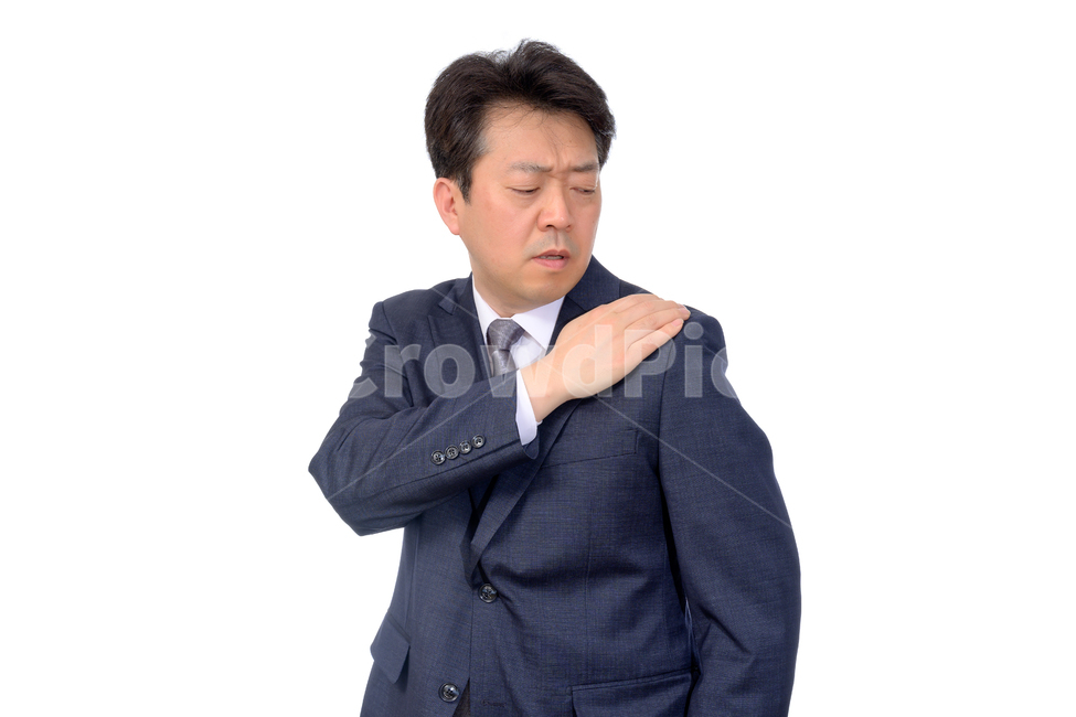 비즈니스맨,1명,1인,한국인,중국인,일본인,아시아인,남자,중년,중장년,4050세,비즈니스,사업가,사업,하얀배경,정장,양복,ceo,직장인,상사,표정,정장자켓,윗사람,사장,회사원,넥타이,40대,50대,상반신,혼자,어깨통증,통증,오십견,어깨,의료,관절통,어깨결림,관절염,남성,건강,병,어른,고통,근육통,사람,인물,인간,human,person,남성,남자,man,male