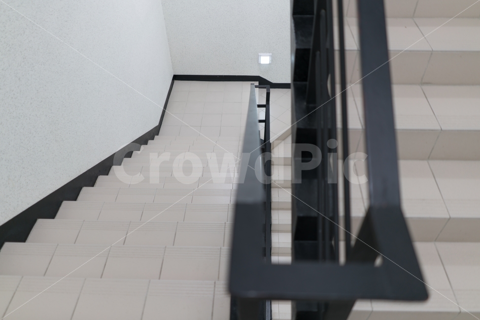 비상구,계단,사람이없는,조용한,한적한,걷기,은밀한,비밀,내려가기,아무도없는,건강,걷기운동,휴식,수상한,사건,사고,건물내부,건물안,긴급상황,탈출구,도망,추격,비밀대화,난간,철근,베이지색,흰색벽