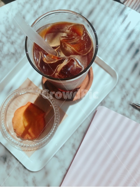 커피,coffee,카페,아이스아메리카노,마들렌,티타임,cafe,Teatime,휴식,간식,bread,감성사진,여유,커피,카페,coffee,cafe