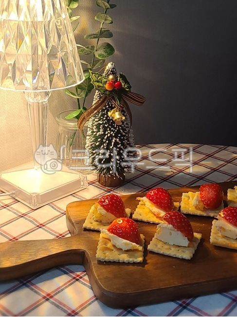 light,Cream Cheese,strawberry,fruit cream,Strawberry Canap,christmas,canaps