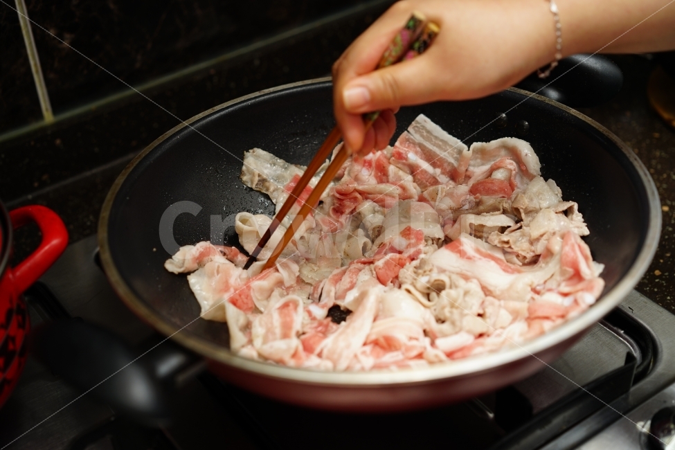 요리,대패삼겹살,푸드,고기,삼겹살,젓가락,프라이팬,손,여인,노력,쉐프,조리,일상,식사,볶음,사람,인물,인간,human,person,음식,식재료,요리,food,cook,meal,dishes,food reserves,육류,고기,meat