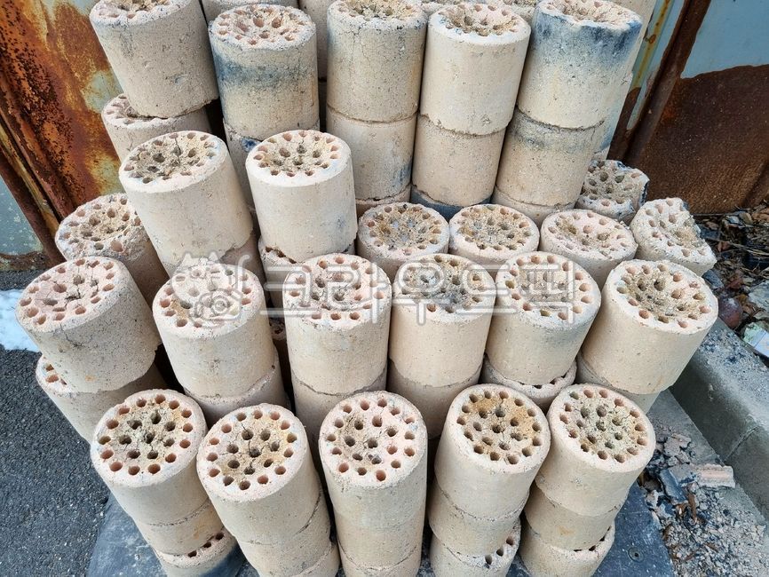 연탄,연탄재,재,구공탄,난방재료,겨울난방재료,십구공탄,briquet,ash,연료,난방연료,fuel,구멍,hole,겨울난방연료,고체연료,solidfuel,연탄구멍,briquethole