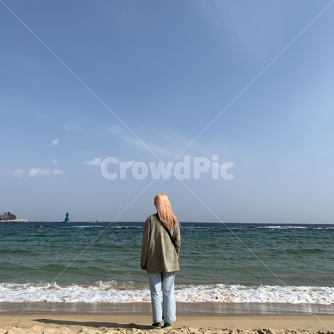 바다,모래,해안가,여자,뒷모습,사람,하늘,구름,해변,바다,beach,sea,사람,인물,인간,human,person,여성,여자,woman,female,lady