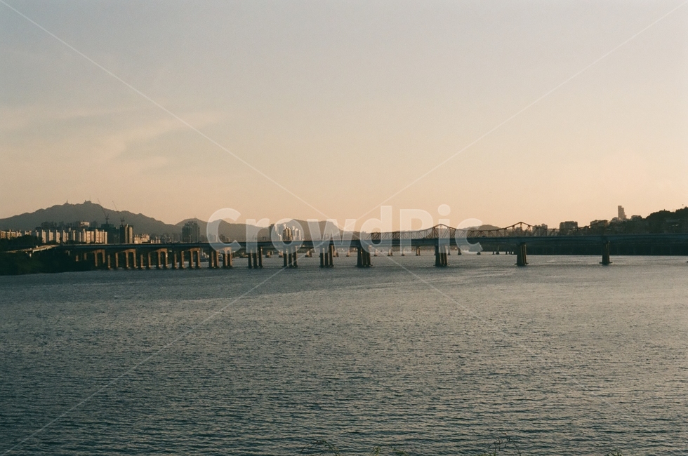 다리,풍경,서울,brigde,한강,해질녘,노을,쓸쓸한,강,river,도시,풍경,city,landscape,한국도시풍경,한국도시경관,korea cityscape,감성,sensible,feeling,water,물,waterfront,워터 프론트,pier,교각,dock,독,port,포트