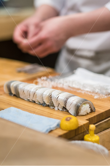스시,초밥,일식,신선,회,해산물,일본음식,요식업,요리사,주방,날것,sushi,일식당,어류,사람,인물,인간,human,person,신체일부,몸,body,음식,식재료,요리,food,cook,meal,dishes,food reserves,일식,일본음식,일본요리,Japanese food,Japanese dishes,Japanese meal,Japanese cook