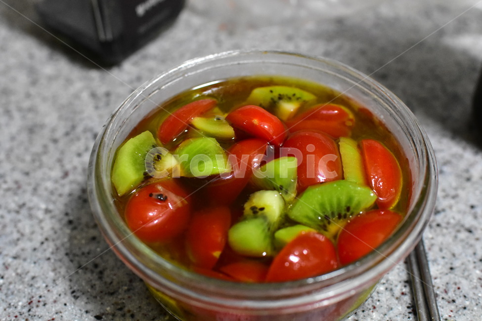 음식,샐러드,마리네이드,에피타이져,키위,토마토,방울토마토,요리,접시,올리브,올리브오일,음식,식재료,요리,food,cook,meal,dishes,food reserves,채소,야채,vegetables