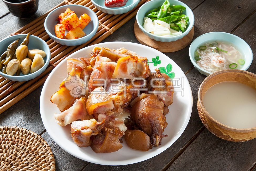 족발,미니족발,족발보쌈,돼지족발,보쌈,돼지,고기,돼지고기,전통음식,식당,음식,요리,먹거리,맛집,음식점,한국음식,보쌈수육,동동주,막걸리,장수막걸리,막걸리잔,막걸리안주,안주,술안주,마늘,고추,새우젓,트레이,대나무트레이,전통시장,시장음식,매운족발,족발무침,대나무,라탄,라탄받침,라탄트레이,돼지족,미니족,보쌈족발