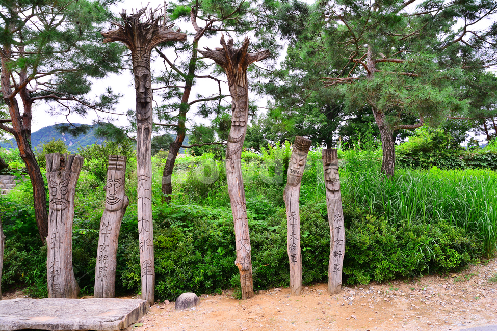 장승,나무,마을,수호신,신앙,토템,조각,상징,아이콘,한국적,코리안,culture,korean,traditional,tour,관광지,마을입구,민속촌,민속마을,전통,숲,우드,목재,정감,자연,기원,한국전통,한국문화,korean traditional,korean culture,조각상,동상,석상,조형물,statue,bronze statue,stone statue,종교,신앙,religion,belief,faith