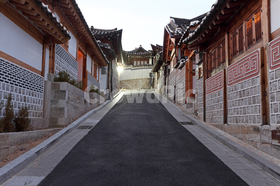 한옥,집,주택,주택가,기와집,기와,길,거리,길거리,도로,골목,골목길,담,담장,돌담,고풍,고풍스런,전통,한국전통,한옥마을,북촌한옥마을,서울,건축,건축물,전통건축,전통건축물,건물,한옥집,벽,외관,익스테리어,민속,바닥,공간,배경,백그라운드,명소,여행,관광,오르막,오르막길,불빛,저녁,밤,야경,풍경,한국,골목길,alley,한국전통,한국문화,korean traditional,korean culture,건축물,건물외관,exterior,building,structure,architecture,construction,walkway,보도,path,통로,flagstone,판석