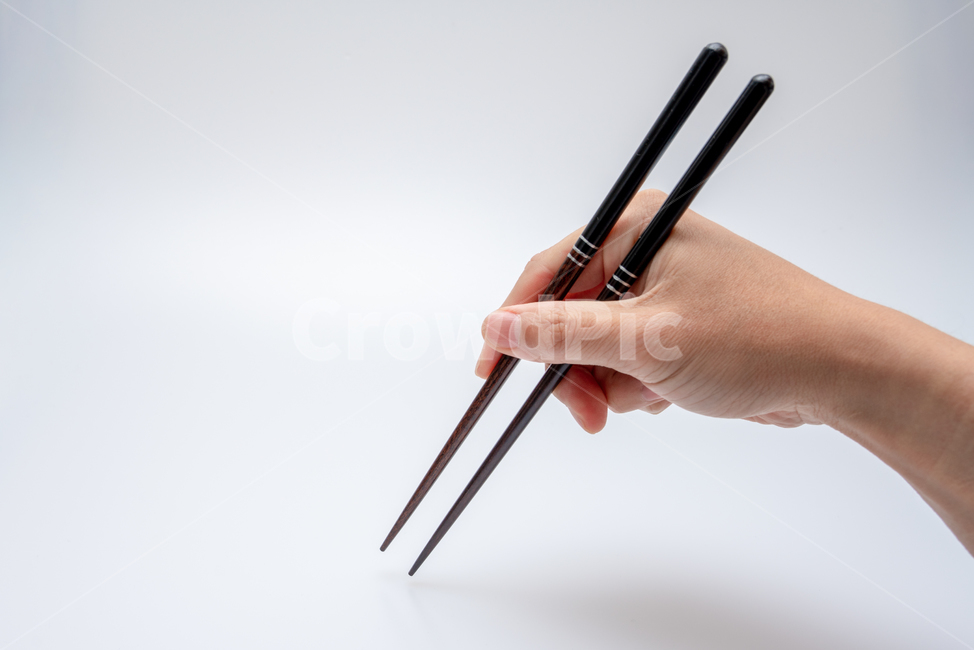 수저,나무젓가락,숟가락,젓가락,나무,목재,원목,도구,주방기구,나뭇결,한국적인,환경,친화적,생활,식기,식사,문화,오브젝트,손,스테인리스,음식,human,인간,person,사람,신체일부,몸,body,연출,컨셉,콘셉,direction,concept