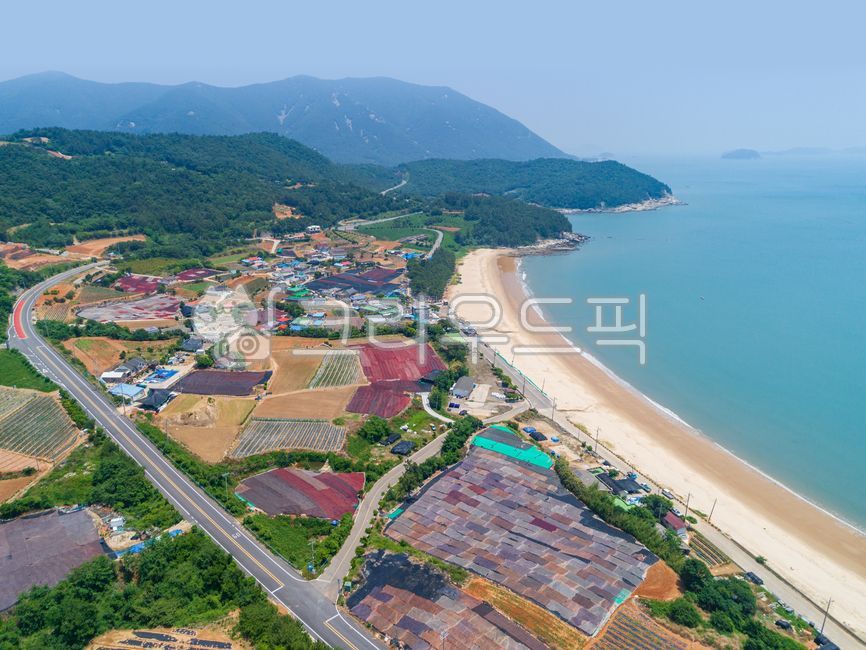 익금해수욕장,해변,해수욕장,백사장,모래사장,바다,물,하늘,산,해안,해안선,길,도로,야외,실외,밭,마을,시골,어촌,농촌,전남,고흥군,고흥,한국,항공촬영,하이앵글,거금해안