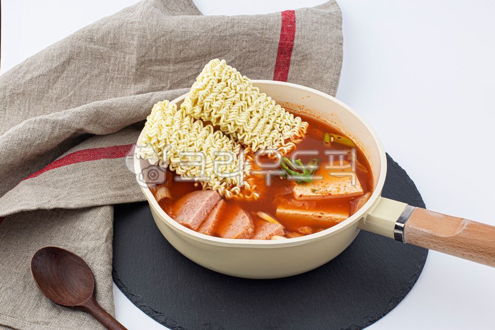 김치찌개,찌개,한식,한국음식,식재료,국물,김치,라면,라면사리,음식,요리,두부,햄,냄비,음식,식재료,요리,food,cook,meal,dishes,food reserves