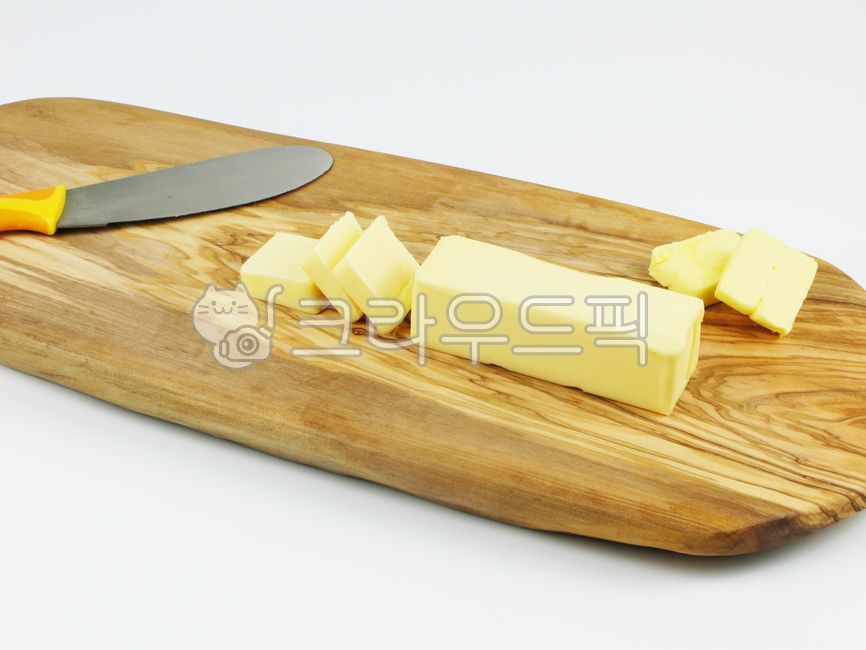 butter,knife,bread,piece butter,Milk processing,cutting board,food
