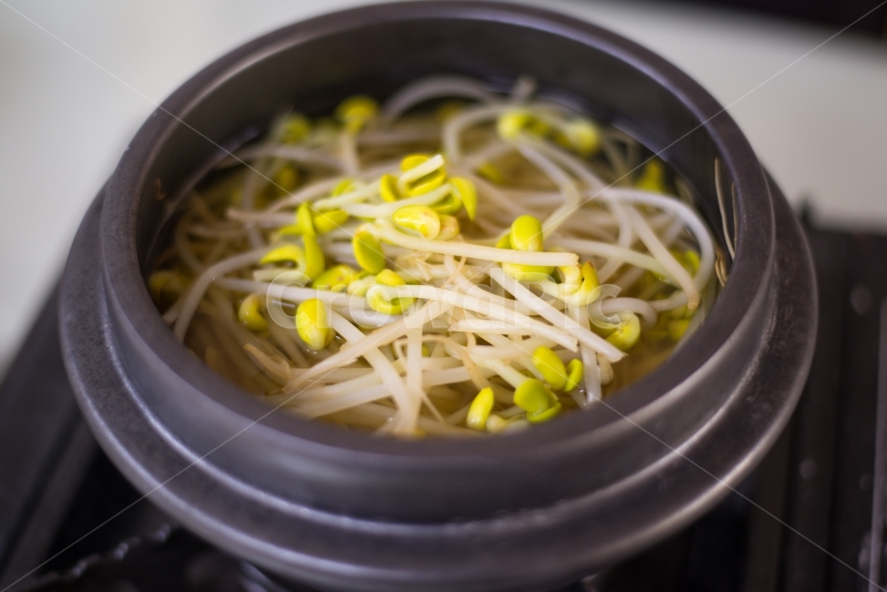 음식사진,한식,콩나물,국밥,콩나물국밥,음식점,시원한,한식요리,요리,요리사진,음식,접사,매크로사진,뚝배기,솥,밥,그릇,koreanfood,southkorea,전통적인,전통요리,전통,국,국요리,육수,레시피,뜨거운,뜨거운음식,traditional,tradition,traditionalfood,아웃포커싱,음식,식재료,요리,food,cook,meal,dishes,food reserves,한식,한국음식,한국요리,korean food,korean dishes,korean meal,korean cook