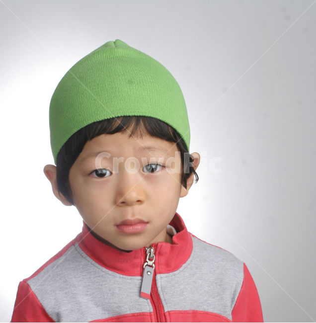 얼굴표정,남자아이,어린아이,미소,웃음,응시,관심,스마일,얼굴,사람,인물,인간,어린이,감정표현,수줍음,기분,kid,smile,human,boy,person,facial,expression,child,children,feeling,face,emotion,사람,인물,인간,human,person,어린이,어린아이,child,children,kid