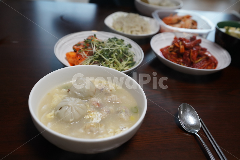 만두국,먹거리,음식,한식,식사,숟가락,요리,국물,야채,채소,meal,spoon,bowl,음식,식재료,요리,food,cook,meal,dishes,food reserves,한식,한국음식,한국요리,korean food,korean dishes,korean meal,korean cook