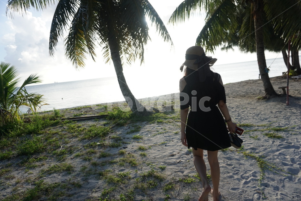 바다,여행,노을,뒷모습,해변,여자,beach,saipan,vacation,여성,사람,lady,trip,사이판,sunset,역광,걷다,마이크로비치,microbeach,휴가,밀짚모자,야자수,해외여행,원피스,휴양지,바닷가,실루엣,저녁,석양,lonely,쓸쓸한,여름,summer,고독,고독함,외로움,쓸쓸함,모래사장