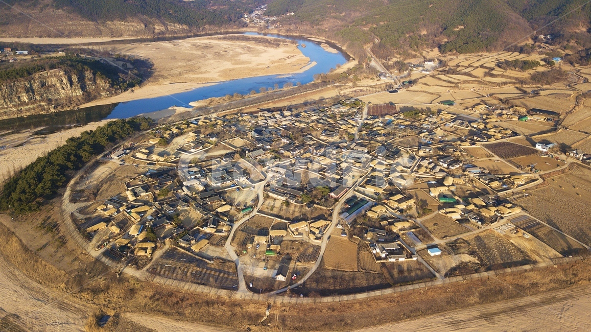 드론,한옥,한옥마을,강,하늘,맑은하늘,drone,sky,산,절벽,오후,맑은날,맑은오후,겨울,시골,마을,풍경,landscape,country,rural,town,한국전통,한국문화,korean traditional,korean culture