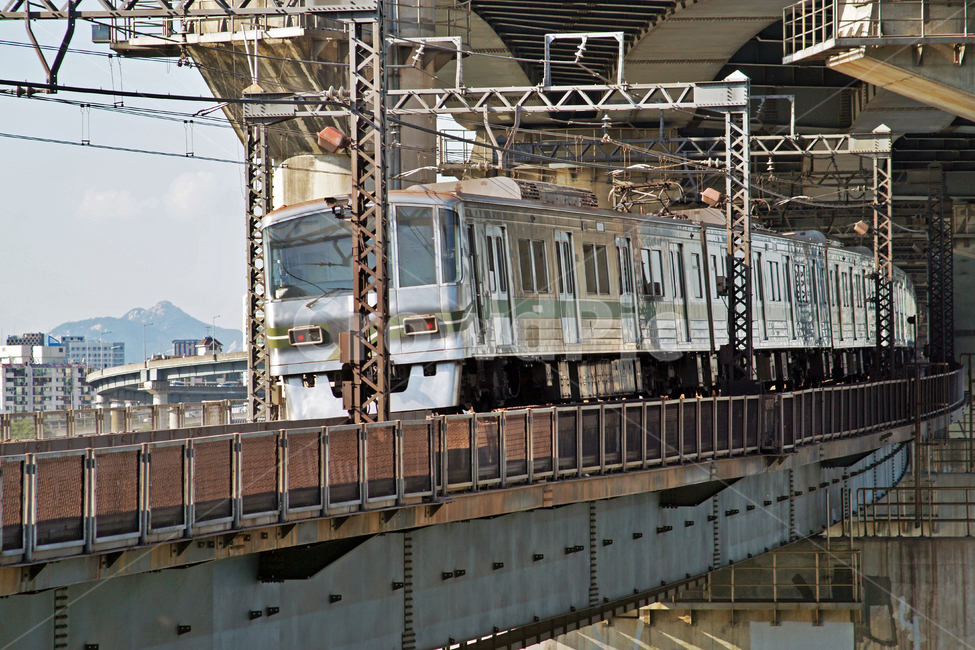 doubledecker bridge,Line 7,Han River Bridge,pier,subway,Cheongdam Bridge,Driving,track,train track,Han River